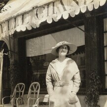 Gabrielle Coco Chanel ispred svog butika u Deauvilleu