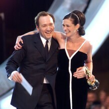 Julia Roberts i prezenter Kevin Spacey na dodjeli Oscara 2001.