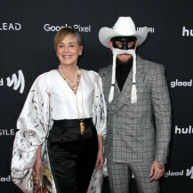 Sharon Stone i country pjevač Orville Peck na dodjeli nagrada GLAAD Media Awards