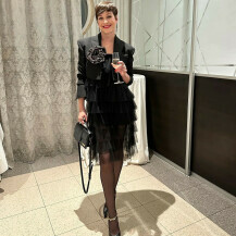 Irena Pecotić u štiklama Jimmy Choo i maloj crnoj haljini od tila