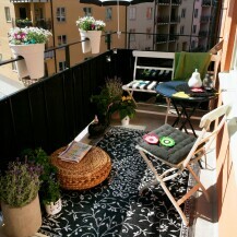 Dodatak tepiha može pretvoriti balkon u mini dnevni boravak