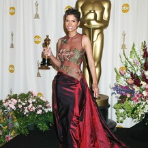 Halle Berry na Oscarima u haljini Elieja Saaba 2002. godine