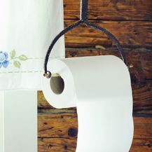 Dršku za toalet papir možete napraviti od gnječilice za pire