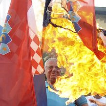 Vojislav Šešelj pali hrvatsku zastavu (Foto: AFP)
