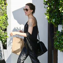Angelina u vrećastim kožnatim hlačama