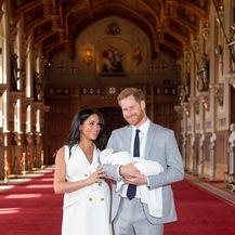 Princ Harry i vojvotkinja od Sussexa pokazali sina (Foto: AFP) - 1