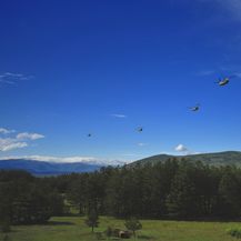 17 savezničkih helikoptera doletjelo u vojarnu Udbina (Foto: MORH)