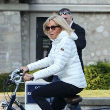 Brigitte Macron u skinny trapericama i gležnjačama - 1