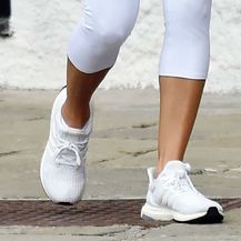 Bijele tajice Eva Longoria nosi uz bijele tenisice