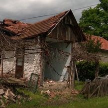 Razrušena kuća u Majskim Poljanama - 1