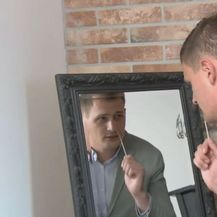 Dino Goleš koristi kućni test za koronavirus