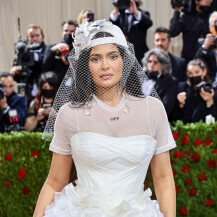 Kylie Jenner u vjenčanici brenda Off-White na Met Gali - 3