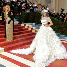 Kylie Jenner u vjenčanici brenda Off-White na Met Gali - 4
