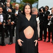 Adriana Lima u Balmainovoj kreaciji na crvenom tepihu u Cannesu