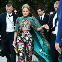 Jennifer Lopez ostala je etiketa na kreaciji s potpisom kuće Dolce & Gabbana