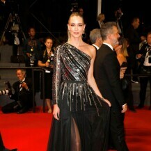 Ema Kovač u haljini Ivana Alduka na crvenom tepihu u Cannesu