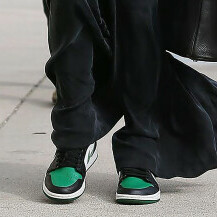 Jennifer Lopez nosi tenisice brenda Nike, model 'Pine Green' Air Jordan 1 Retro