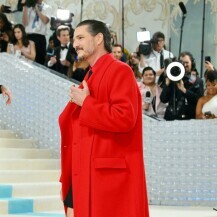 Pedro Pascal na Met Gali u kombinaciji s potpisom modne kuće Valentino