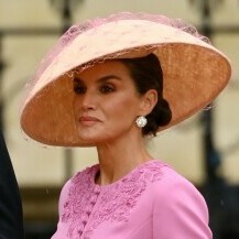 Kraljica Letizia s efektnim šeširom na krunidbi