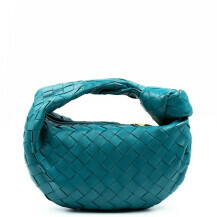 Viktorija Rađa nosi plavu torbicu modne kuće Bottega Veneta, model Mini Jodie