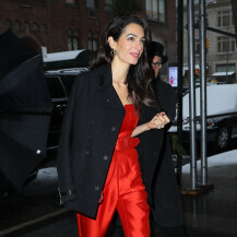 Amal Clooney voli nositi dugačke kombinezone