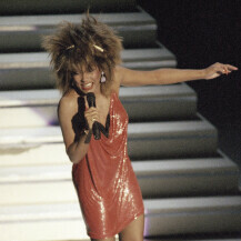 Tina Turner u kultnoj crvenoj haljinici na dodjeli Garmmyja 1985. godine