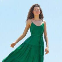 Glumica Petra Kraljev nosi lepršavu smaragdno zelenu haljinu iz trgovine Oysho