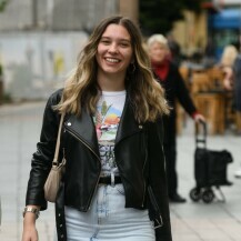 Midi traper-suknja s visokim prednjim prorezom u zagrebačkom street style izdanju