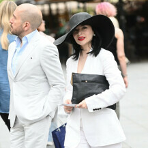 Street style dame iz centra Zagreba u bijelom odijelu i velikom šeširu