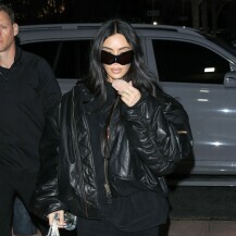 Kim Kardashian s Balenciaginom mrežastom torbom - 1