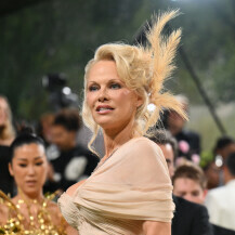 Pamela Anderson na Met Gali u haljini modne kuće Oscar de la Renta - 1