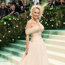 Pamela Anderson na Met Gali u haljini modne kuće Oscar de la Renta - 3