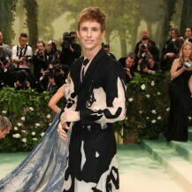 Eddie Redmayne u haljini Stevea O. Smitha