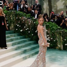 Jennifer Lopez u Schiaparelli kreaciji s 2,5 milijuna kristala i perlica