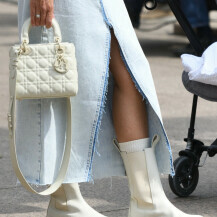 Street style mama iz Zagreba nosi torbu Lady Dior i gumene čizme Bottega Veneta