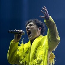 Žuti kaput s perjem za amsterdamski eurovizijski koncert