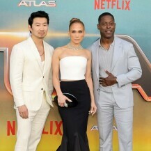 Simu Liu, Jennifer Lopez i Sterling K. Brown