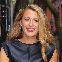Blake Lively preko kožnatih hlača nosi minicu - 1