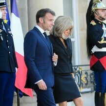Brigitte Macron u crnom odijelu i salonkama