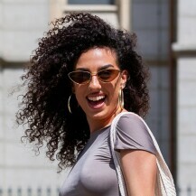 Bijele hlače u street style izdanju ljepotice sa špice