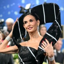 Demi Moore na Met Gali u haljini inspiriranoj kravatom - 3