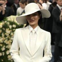 Anna Sawai u odijelu modne kuće Dior