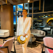 Nina Badrić u bijeloj haljini Royal Bride by Ivana Bilic i zlatnim štiklama Jimmy Choo