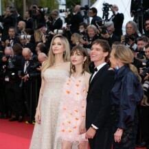 Angelina Jolie u Cannesu s Marie Colomb i Finnom Bennettom, dobitnicima trofeja Chopard