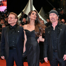 Amal Clooney, Bono i The Edge na premijeri filma 'Bono: Stories of Surrender' u Cannesu