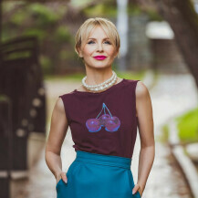 Danijela Martinović nosi top i suknju brenda MAX&Co.