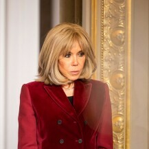 Brigitte Macron u baršunastom sakou i elegantnim hlačama