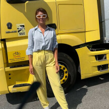 Ella Dvornik u žutim hlačama i tenisicama
