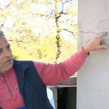 Mještanin Vilanije pokazuje oštećenja na kući (Foto: Dnevnik.hr)