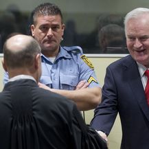 Ratko Mladić dolazi u sudnci (Foto: AFP)